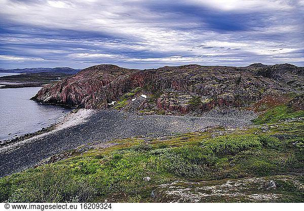 Klippen und felsiger Strand der Barentssee