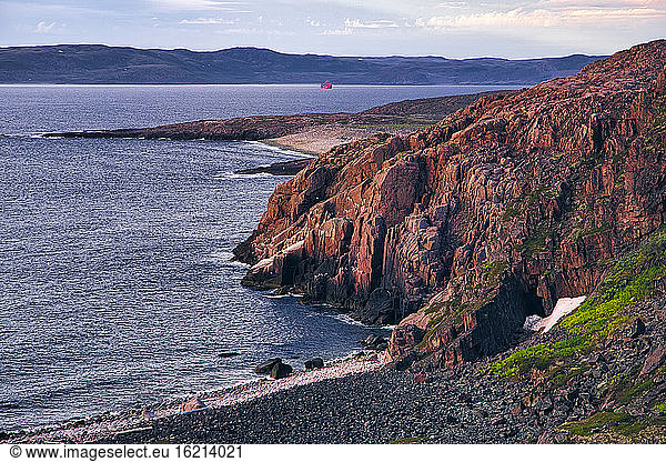 Klippen und felsiger Strand der Barentssee