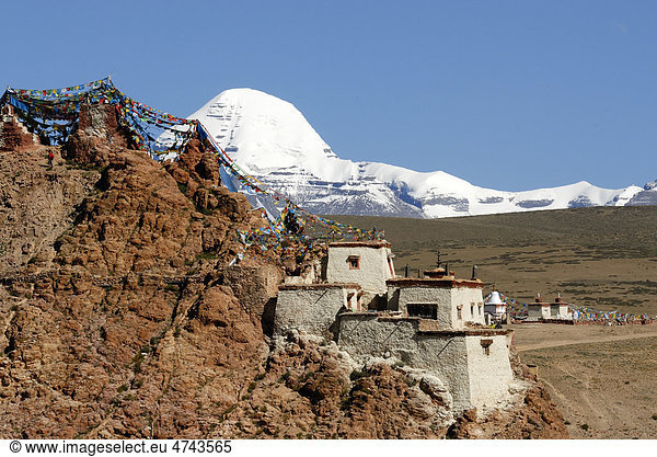 Kloster Chiu Gompa  Gebetsfahnen  vor dem verschneiten Mount Kailash  tibetisch: Kang Rinpoche  6638 m  Westtibet  Provinz Ngari  Tibet  China  Asien