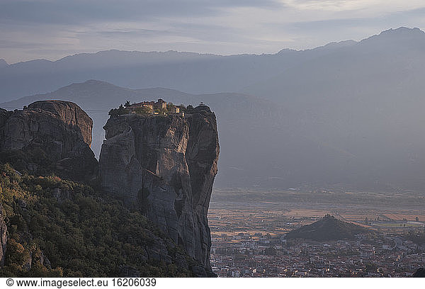 Kloster der Heiligen Dreifaltigkeit und Stadtlandschaft des Tals  Meteora  Griechenland