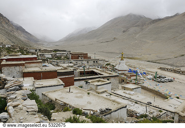 Kloster Rongbuk und weißer Stupa vor dem wolkenverhangenen Mt. Everest  Tibet  China  Asien