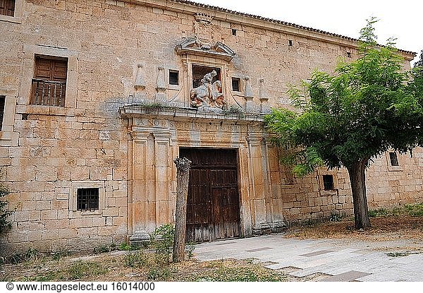 Kloster San Pedro de Arlanza  10-12. Jahrhundert  romanisch und gotisch. Fassade mit Skulptur von Fernan Gonzales. Ortig?ela  Provinz Burgos  Kastilien und Leon  Spanien.