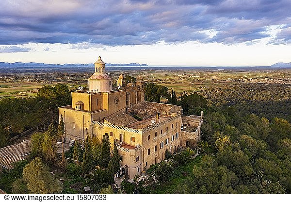 Kloster Santuari de Bonany im Abendlicht  bei Petra  Drohnenaufnahme  Mallorca  Balearen  Spanien  Europa