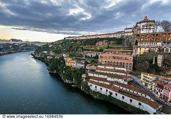 Kloster Serra do Pillar oberhalb der Portweinkeller am Ufer des Flusses Douro in der Stadt Vila Nova de Gaia  Portugal. Blick von Porto Stadt.