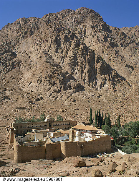 Kloster St. Catherines unter einem felsigen Hügel  UNESCO Weltkulturerbe  Sinai  Ägypten  Nordafrika  Afrika