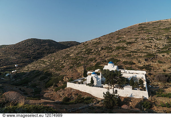 Kloster und Friedhof des Dorfes Kastro in den Hügeln Sifnos Kykladen Griechische Inseln Griechenland Europa