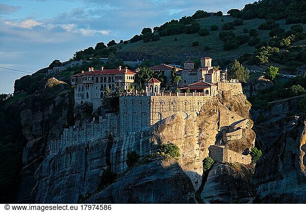 Kloster von Varlaam berühmten griechischen Reiseziel Meteora in Griechenland auf Sonnenaufgang