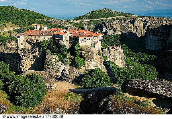 Kloster von Varlaam Kloster und Kloster von Rousanou in berühmten griechischen Reiseziel Meteora in Griechenland auf Sonnenuntergang mit malerischen Landschaft