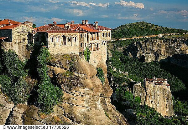 Kloster von Varlaam Kloster und Kloster von Rousanou in berühmten griechischen Reiseziel Meteora in Griechenland auf Sonnenuntergang mit malerischen Landschaft