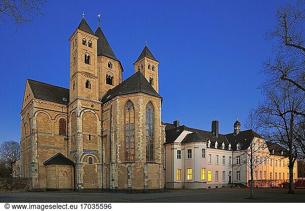 Klosterbasilika St. Andreas am Abend  Kloster Knechtsteden  Dormagen  Niederrhein  Nordrhein-Westfalen  Deutschland  Europa