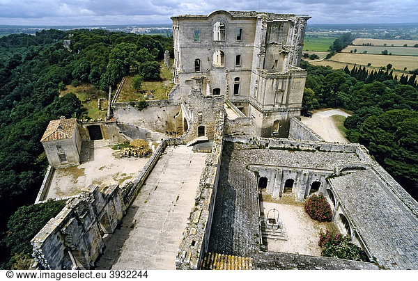 Klosterbau des 18. Jh. Ruinen der Abtei Montmajour bei Arles Bouches-du-RhÙne Provence Südfrankreich Frankreich Europa