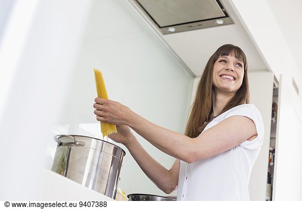 kochen Frau lächeln Küche Mittelpunkt Erwachsener