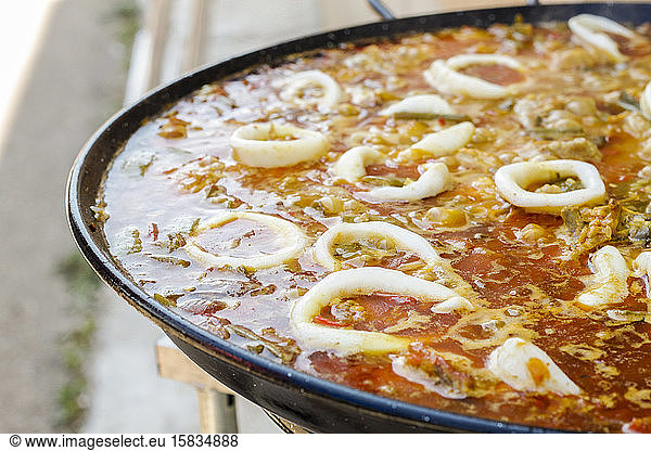 Kochen von typisch spanischer Meeresfrüchte-Paella
