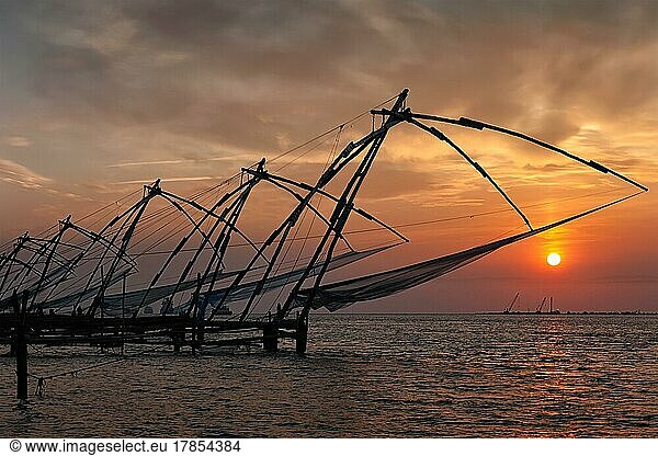 Kochi Touristenattraktion  chinesische Fischnetze bei Sonnenuntergang. Fort Kochin  Kochi  Kerala  Indien  Asien