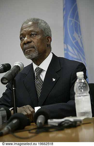 Kofi Annan with UN Flag