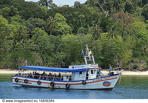 Koh Rok im Meeresnationalpark von Lanta. Koh Lanta. Krabi. Thailand. Schnorcheln: ganzjährig möglich  je nach Wetter- und Meeresbedingungen. Der Lanta Marine National Park besteht aus einer Reihe kleiner geschützter Inseln  auf denen ein riesiges Korallenriff mit farbenprächtigen Fischen und Meeresbewohnern zu sehen ist. Pimalai verfügt über 7 moderne Schnellboote  die regelmäßig Ausflüge nach Koh Rok (1 5 Stunden Bootsfahrt entfernt) und zu anderen Inseln anbieten. Koh Muk ist bekannt für seine Smaragdhöhle (Morakot Cave)  einen 60 m langen Tunnel  der durch einen Berg zu einer Lagune am Fuße eines senkrechten Schachtes führt. Die Ausflüge beinhalten eine Schnorchelausrüstung und ein Picknick-Mittagessen. Ko Lanta heißt eigentlich Ko Lanta Yai und ist die größte von 52 Inseln eines Archipels  das durch den Mu Ko Lanta Marine National Park geschützt wird. Fast alle Boote legen in Ban Sala Dan an  einem staubigen Städtchen mit zwei Straßen an der Nordspitze der Insel. Einst die Domäne von Rucksacktouristen und Seezigeunern  hat sich Lanta nicht nur gentrifiziert  sondern auch fast vollständig von einem üppigen südthailändischen Hinterland in einen mittelklassigen Zufluchtsort für französische  deutsche und schwedische Pauschaltouristen verwandelt  die wegen der göttlichen Strände (obwohl die Nordküste alarmierend erodiert ist) und der nahe gelegenen Tauchplätze Hin Daeng  Hin Muang und Ko Ha kommen. In Sichtweite von Phi-Phi bleibt Lanta jedoch viel ruhiger und realistischer und bietet mühelos Angebote für jeden Geldbeutel. Außerdem ist es im Vergleich zu den Karstformationen seiner Nachbarn relativ flach und mit guten Straßen durchzogen  so dass man es leicht mit dem Motorrad erkunden kann.