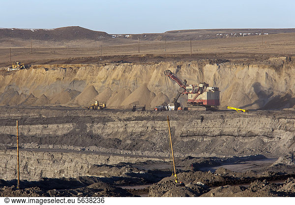 Kohlebergwerk im Tagebau im Powder River Basin  der größten Kohle-Bergbauregion der Vereinigten Staaten  Gillette  Wyoming  USA