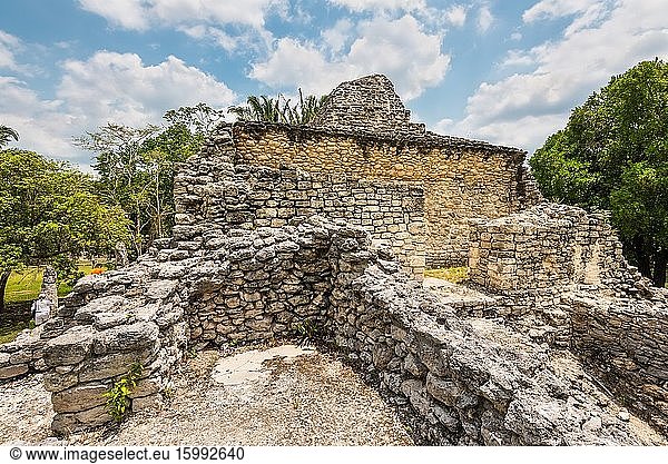 Kohunlich  Mexiko - 25. April 2019: Ruinen der alten Maya-Stadt Kohunlich in Quintana Roo  Halbinsel Yucatan. Kohunlich ist eine große archäologische Stätte der präkolumbianischen Maya-Zivilisation.