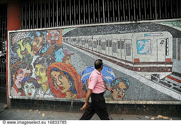 Kolkata (Kalkutta)  Westbengalen  Indien  Asien - Ein Mann geht an einem bunten Fliesenmosaik vor einer U-Bahn-Station vorbei.