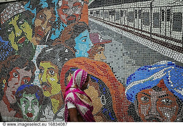 Kolkata (Kalkutta)  Westbengalen  Indien  Asien - Eine Frau geht an einem bunten Fliesenmosaik vor einer U-Bahn-Station vorbei.