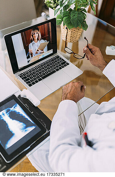 Kollegen aus dem Gesundheitswesen besprechen sich per Videoanruf über einen Laptop