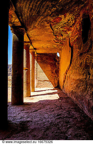 Kolonnade in der antiken Ruinenstadt Petra  Jordanien