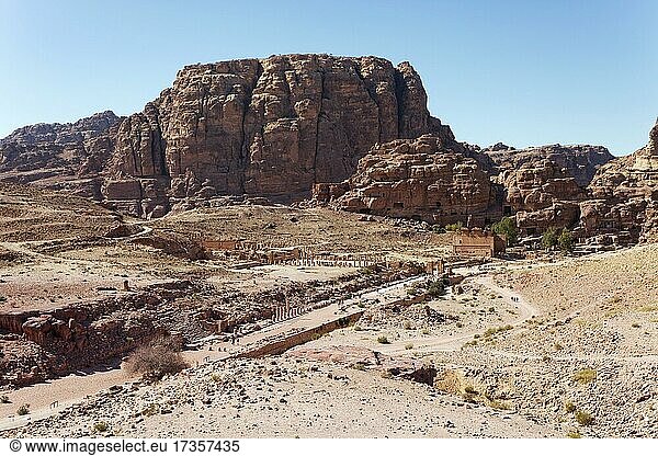 Kolonnadenstraße  links Säulen im Großen Tempel  rechts Themenostor zum heiligen Bezirk  dahinter Haupttempel Qasr al-Bint  südlich Wadi Musa  Petra  UNESCO Weltkulturerbe  Königreich Jordanien