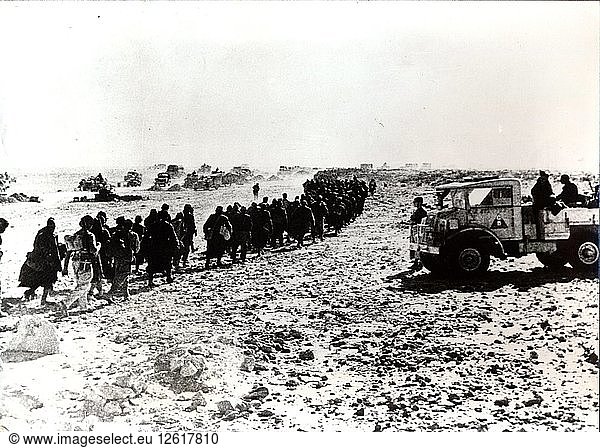 Kolonne deutscher Gefangener in der Nähe von Tobruk  Libyen  Zweiter Weltkrieg  ca. 1941 bis 1942. Künstler: Unbekannt