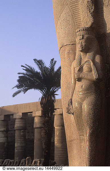 Kolonnen-Hilfe in Karnak