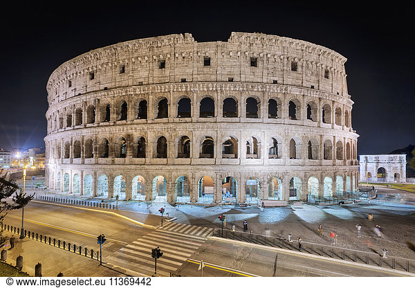 Kolosseum bei Nacht beleuchtet  Rom  Italien
