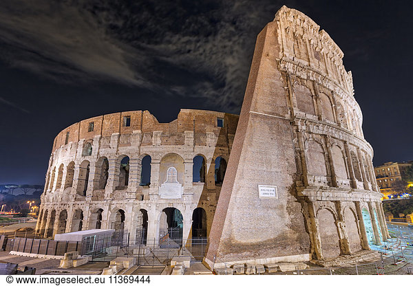 Kolosseum bei Nacht beleuchtet  Rom  Italien