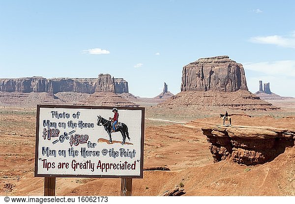 Kommerzialisierung  Tourismus  Schild Photo of man on the horse  Mann auf Pferd  Geologie  Erosionslandschaft  Tafelberge  John Ford's Point  Monument Valley  Navajo-Nation-Reservation  Arizona  USA  Nordamerika