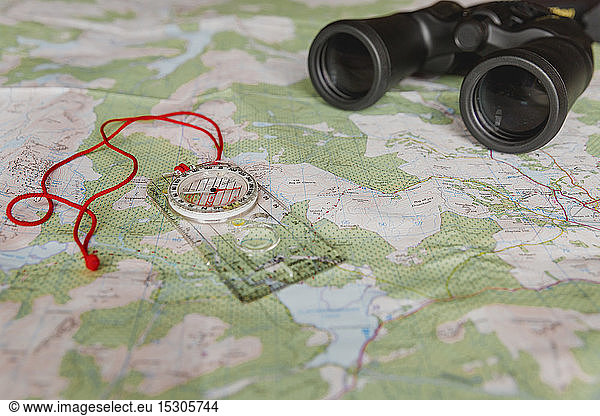 Kompass und Fernglas auf Karte  Schottland  UK