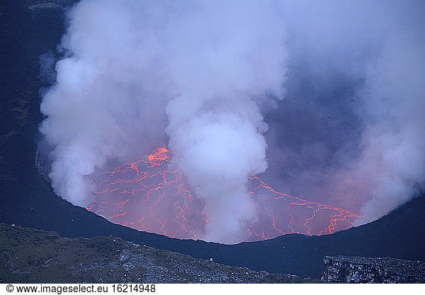 Kongo  Volcano erupting