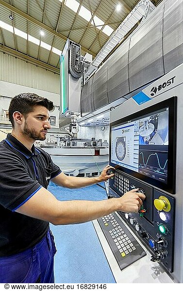 Kontrollzentrum  Konstruktion von Werkzeugmaschinen  Bearbeitungszentrum  CNC  Vertikaldrehen und Fräsdrehbank  Metallindustrie  Gipuzkoa  Baskenland  Spanien  Europa.