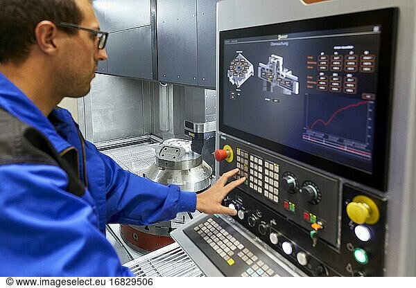 Kontrollzentrum  Konstruktion von Werkzeugmaschinen  Bearbeitungszentrum  CNC  Vertikaldrehen und Fräsdrehbank  Metallindustrie  Gipuzkoa  Baskenland  Spanien  Europa.