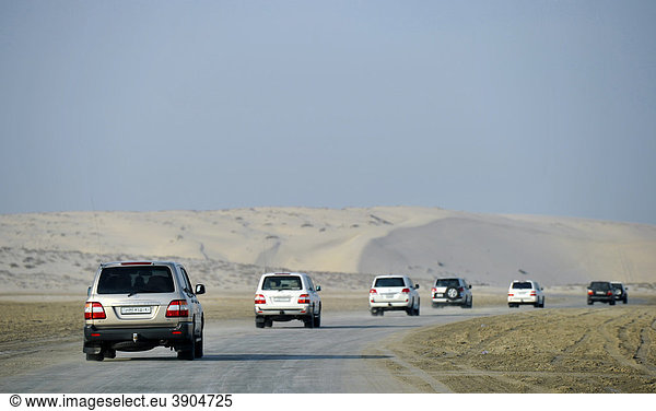 Konvoi Geländewagen  4x4  Sandpiste  Wüste  Emirat Katar  Qatar  Persischer Golf  Naher Osten  Asien