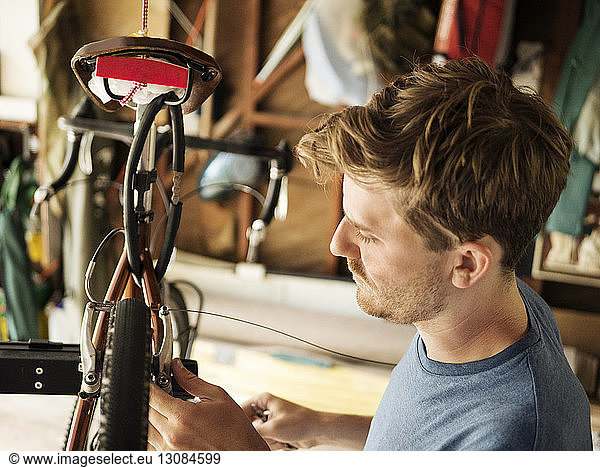 Konzentrierter Mechaniker installiert Fahrrad in Werkstatt