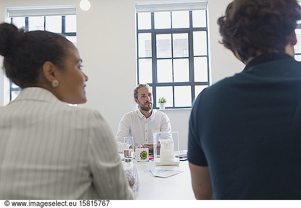 Konzentriertes Zuhören eines männlichen Architekten in einem Konferenzraum