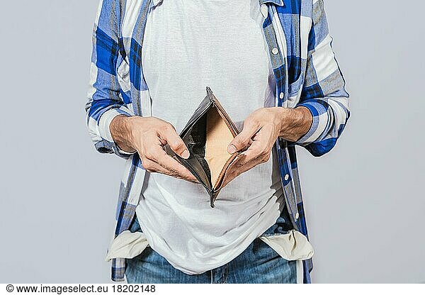 Konzept der frustrierten Menschen ohne Geld. Hände zeigen eine leere Brieftasche  Hände von Menschen zeigen eine leere Brieftasche in die Kamera  Person mit wirtschaftlichen Problemen zeigt eine leere Brieftasche