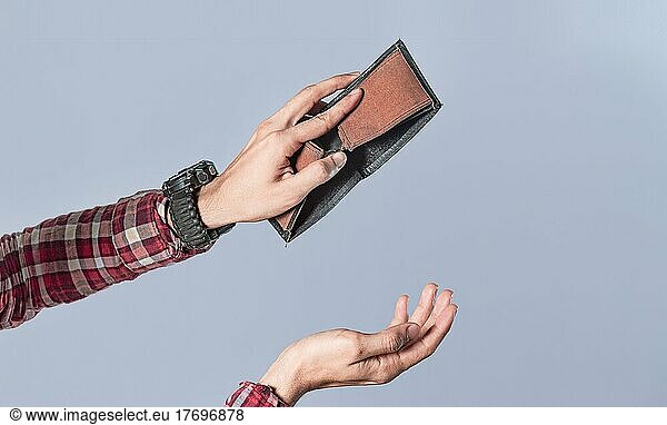 Konzept einer leeren Brieftasche  Hand öffnen leere Brieftasche auf isolierten Hintergrund  Konzept der Wirtschaftskrise