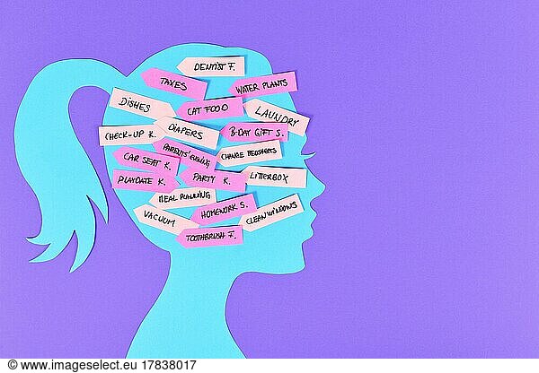Konzept für mentale Belastung mit Kopfsilhouette einer Frau mit mehreren Aufgaben auf Zetteln