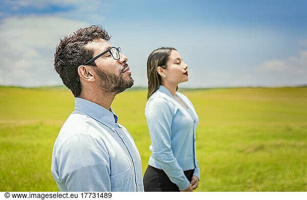 Konzept von Junges Paar atmet frische Luft mit positiver Einstellung  Zwei Menschen atmen frische Luft auf dem Feld  Junges Paar atmet frische Luft auf dem Feld