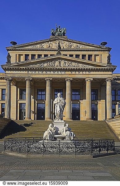 Konzerthaus Berlin mit Schillerdenkmal am Gendarmenmarkt  Berlin-Mitte  Berlin  Deutschland  Europa