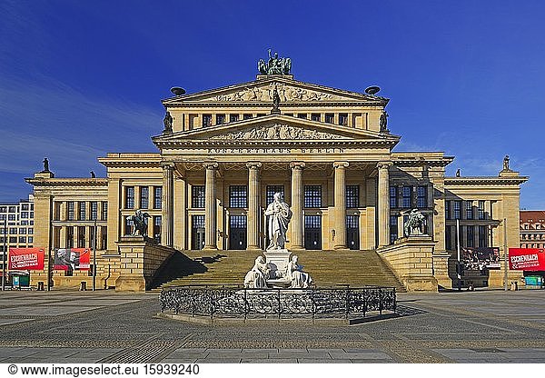 Konzerthaus Berlin mit Schillerdenkmal am Gendarmenmarkt  Berlin-Mitte  Berlin  Deutschland  Europa