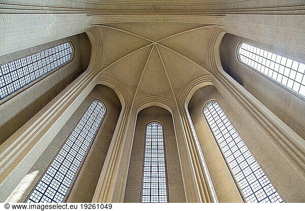 Kopenhagen  Dänemark  11. April 2016: Innenansicht der Grundtvigskirche. Die Grundtvigskirche ist ein seltenes Beispiel für expressionistische Kirchenarchitektur  Europa