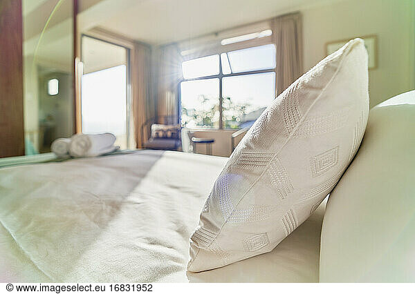 Kopfkissen auf dem Bett im sonnigen Schlafzimmer