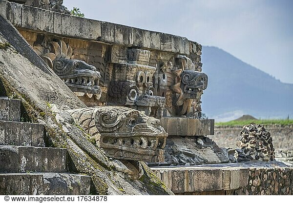 Kopfskulpturen Tempel des Quetzalcoatl  Ruinenstadt Teotihuacan  Mexiko  Mittelamerika