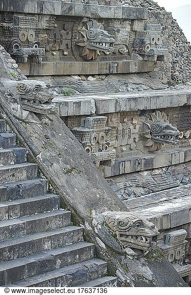 Kopfskulpturen Tempel des Quetzalcoatl  Ruinenstadt Teotihuacan  Mexiko  Mittelamerika