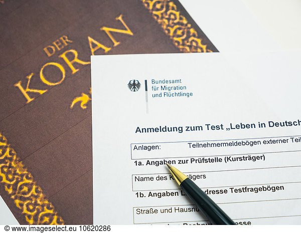 Koran und deutsches Einbürgerungsdokument